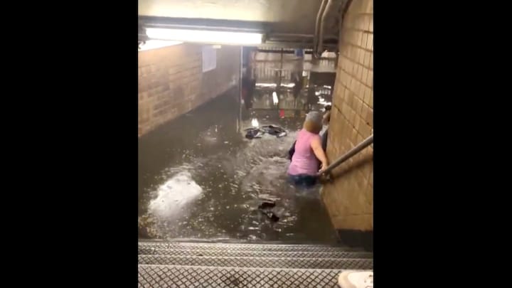 Waterval in metro en nat tot aan de heupen: New York staat blank  