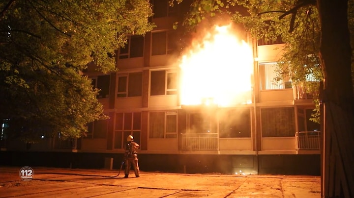 Brand in portiekwoning in Den Haag tijdens opladen van fatbike