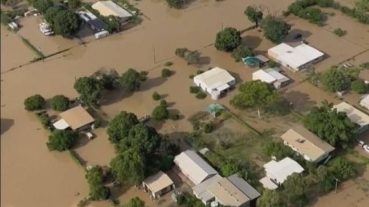 Oppassen voor krokodillen en haaien: Australië evacueert bewoners wegens overstromingen