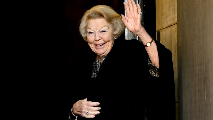 Prinses Beatrix verschijnt met bijzondere tas op nieuwjaarsreceptie