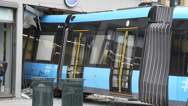 Ontspoorde tram ramt winkel in Oslo