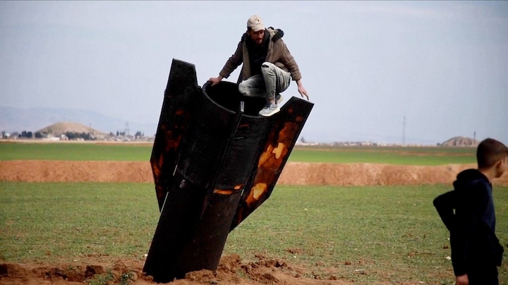 Iraanse raket stort neer in veld Syrië, omwonenden stomverbaasd