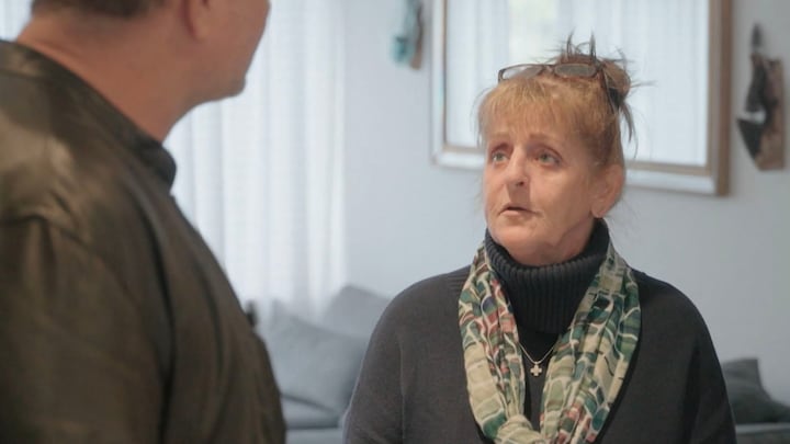 Sissi ziet op camarabeelden hoe haar raskatten ontvoerd worden in Bureau Onrecht