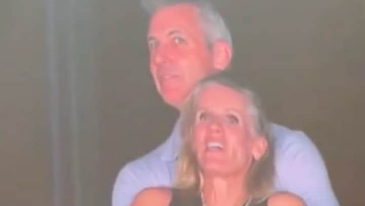 Coldplay-koppel op non-actief na kiss cam-beelden: 'Dit kan dus niet'