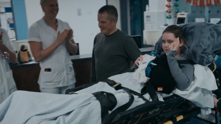 Verpleging zwaait Lisa (15) na 8 maanden uit in Het Kinderziekenhuis