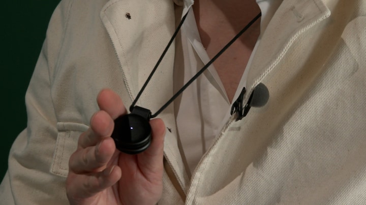 Deze AI-ketting neemt live gesprekken op en schrijft ze uit, maar mag dat wel?