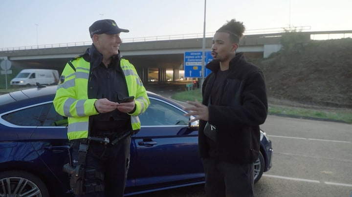 Man daagt agenten uit om te racen in Over de A4: ‘Dat wordt dan 500 euro’ 