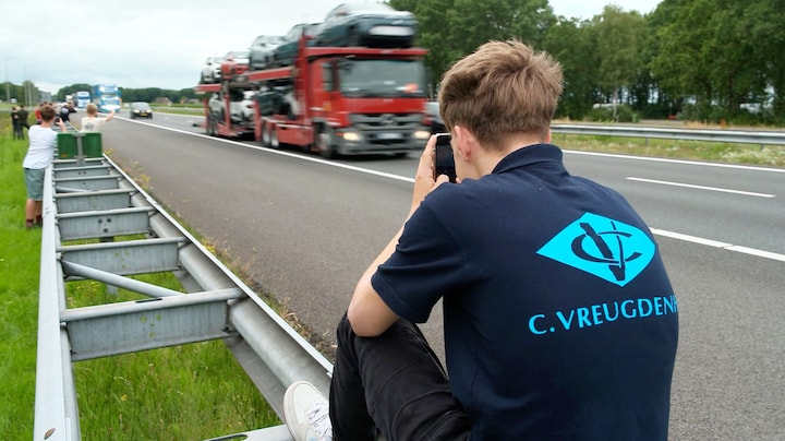 Kinderen in de vangrail: Truckstar Festival trekt veel bekijks langs de snelweg