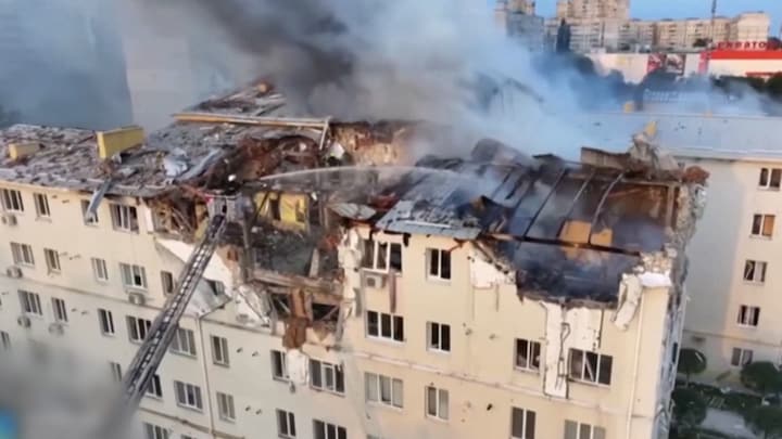 Dronebeelden laten gebombardeerde flat in Charkiv zien: doden en forse schade