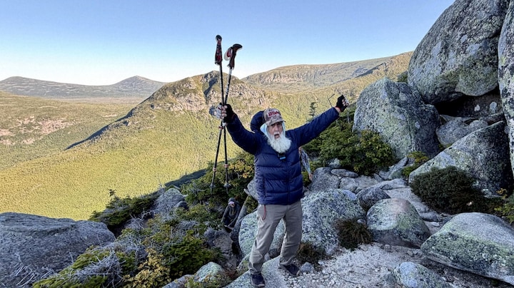 Dale (91) breekt record op iconische Appalachian Trail, ondanks 71 valpartijen