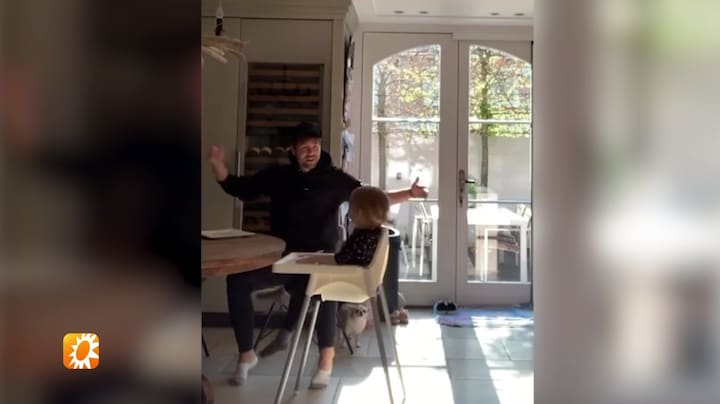 Dochtertje Simon Keizer wordt woedend als hij zingt