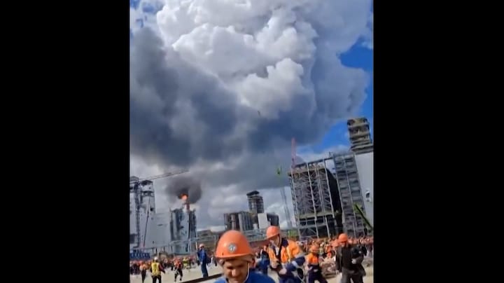 Zeven werknemers overleden en negen vermisten bij brand in Russische fabriek