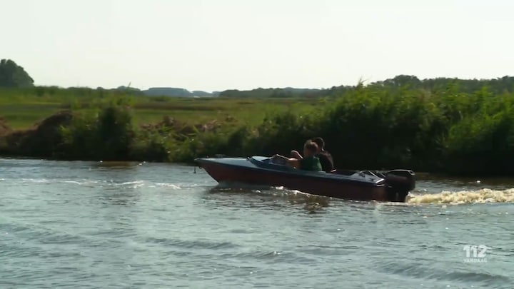 De Schippers van de Beunboot redden gehandicapte man uit water 