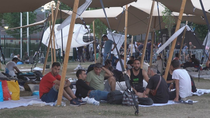 200 asielzoekers sliepen vannacht buiten op de grond in Ter Apel