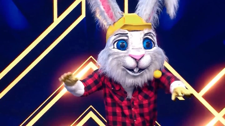 De Beunhaas springt het podium op: wie schuilt er achter dit masker?