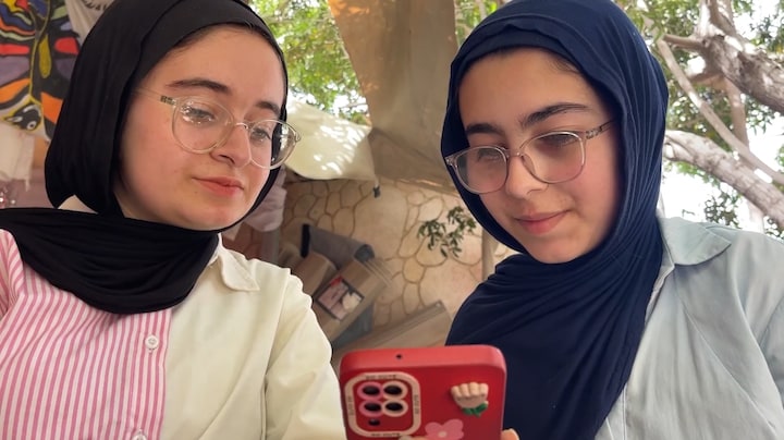  Tala (17) en Farah (15) maken nieuwe bakstenen van puin in Gaza
