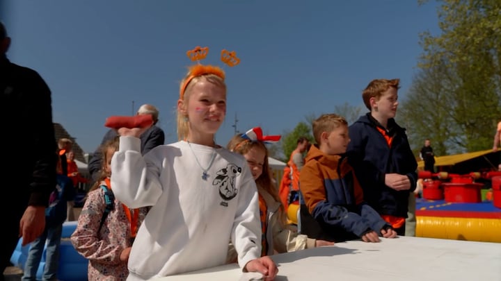 In dit dorp vieren ze Koningsdag altijd op dezelfde manier: 'Dat koesteren we'