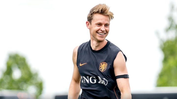 Zo kennen we Frenkie de Jong niet: 'Eindelijk uit de tent gelokt'