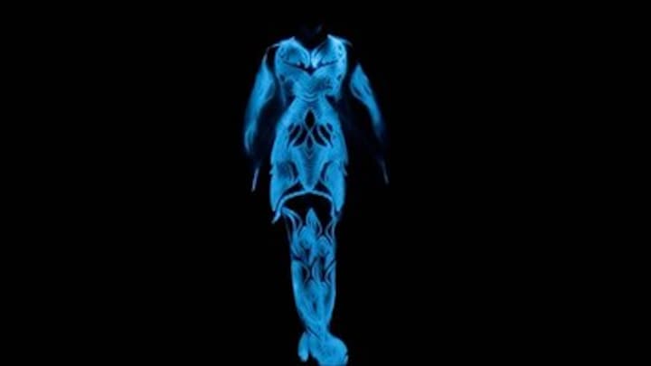 Ontwerper Iris van Herpen maakt levende, lichtgevende jurk