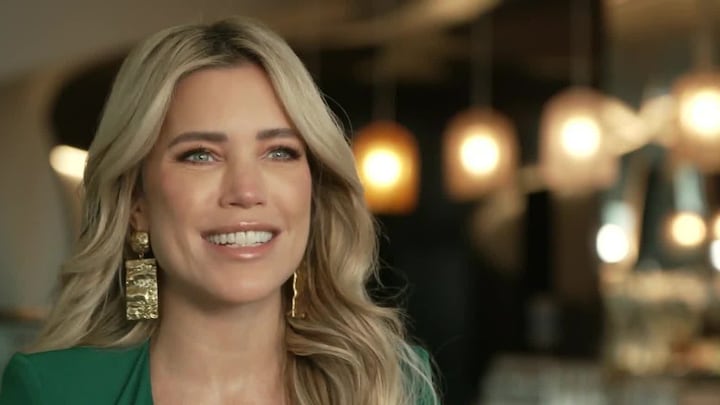 Sylvie Meis kijkt ogen uit bij de opnames van Love Island