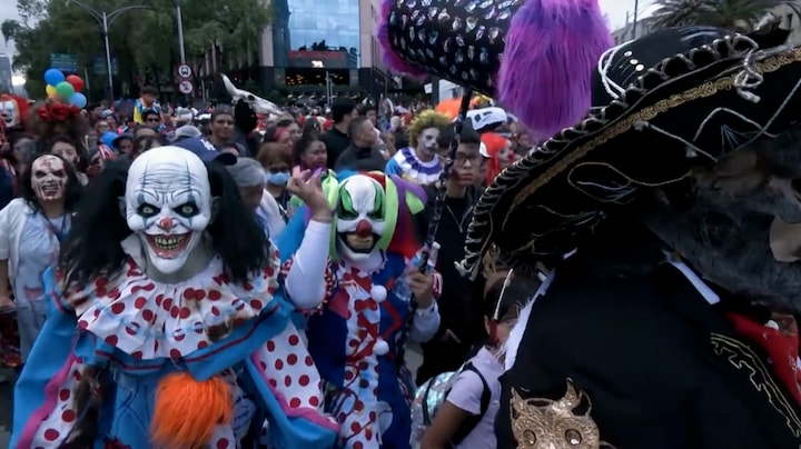 Micheal Jackson's en Chucky's lopen mee tijdens Mexicaanse zombiewalk
