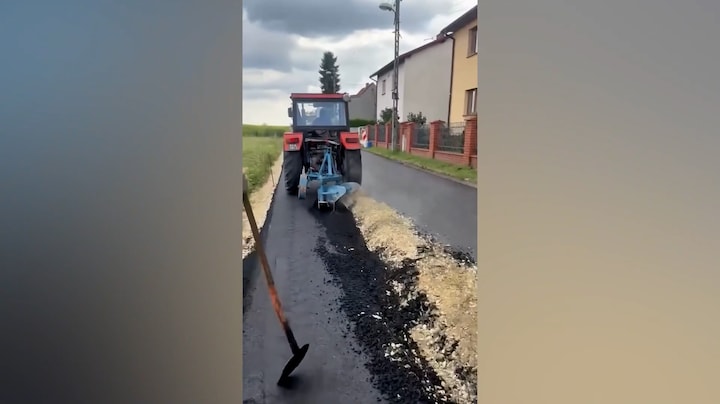 Boze Poolse boer ploegt net gelegd asfalt om