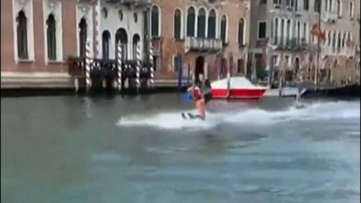 Toeristen racen over kanaal Venetië op elektrische surfboards