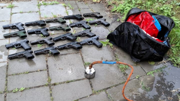 Deze magneetvisser vindt 42 pistolen in de sloot