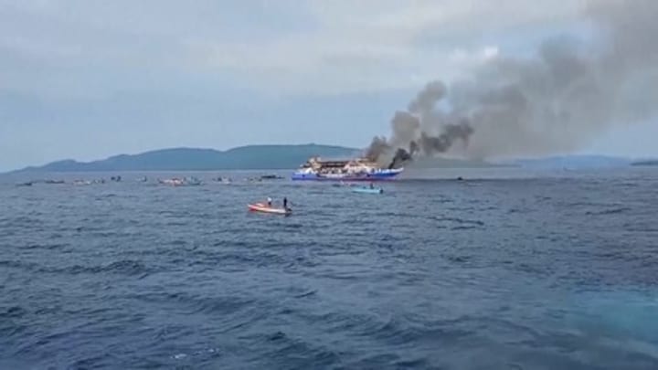 In beeld: brand breekt uit op veerboot Indonesië