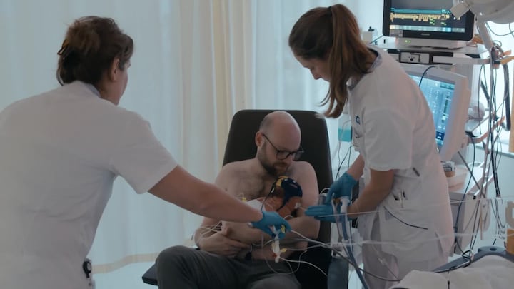 Marijn mag zijn zoon na drie dagen voor het eerst vasthouden