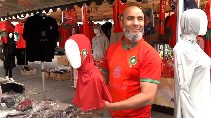 Stormloop op Marokko-shirts, toeters en zelfs WK-hoofddoeken in Amsterdam