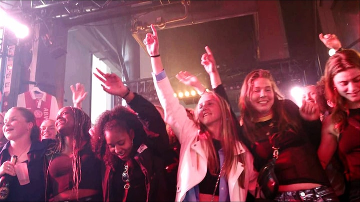 Toch nog een vette party: kampioensvrouwen Ajax gehuldigd
