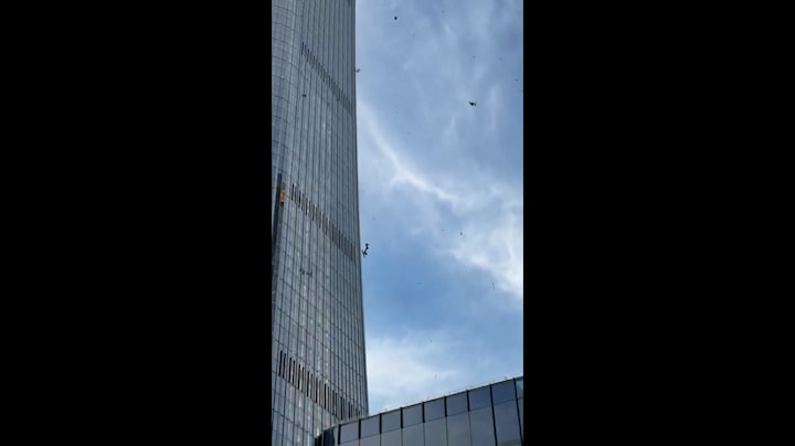 Vliegtuigje crasht tegen hoogste gebouw Beijing, overal vallende brokstukken
