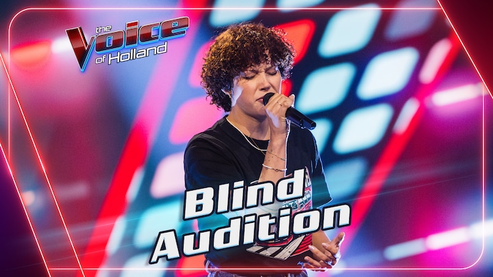 Brecht Klunder zingt ‘Seven Nation Army’ tijdens de Blind Auditions