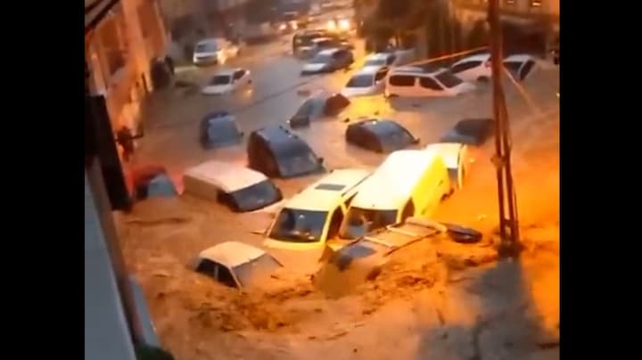 Zeker 2 doden bij overstromingen Istanbul, 14-jarige jongen in put getrokken