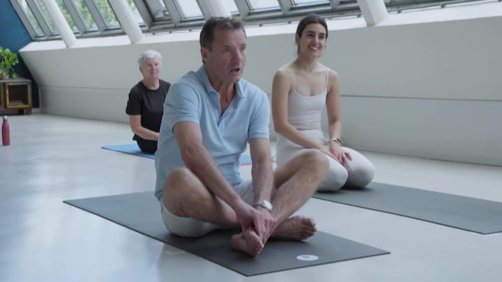 John de Bever gaat naar yoga: 'Krijg nou al kramp'