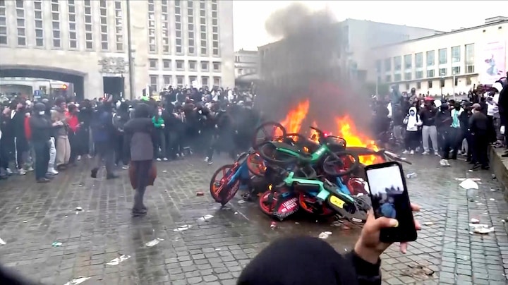 Reljongeren laten demonstratie tegen bezuinigingen in Brussel ontsporen