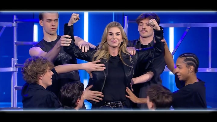 Roxeanne Hazes zingt het prachtige 'Hou Me Vast' uit Malle Babbe