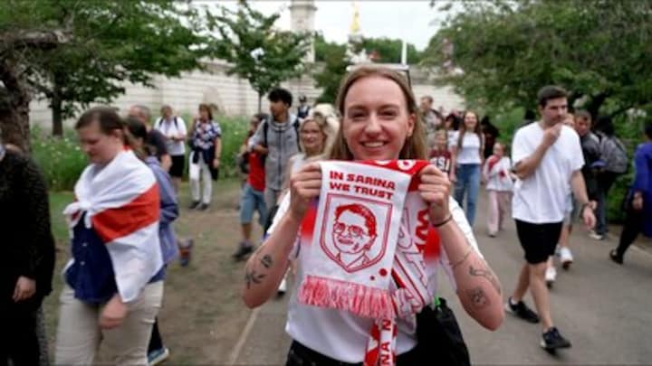 Engels voetbalelftal gehuldigd, fans lyrisch over coach Sarina Wiegman