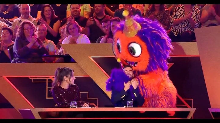 Het Feestbeest zingt Sweet Caroline en doet opvallende onthulling