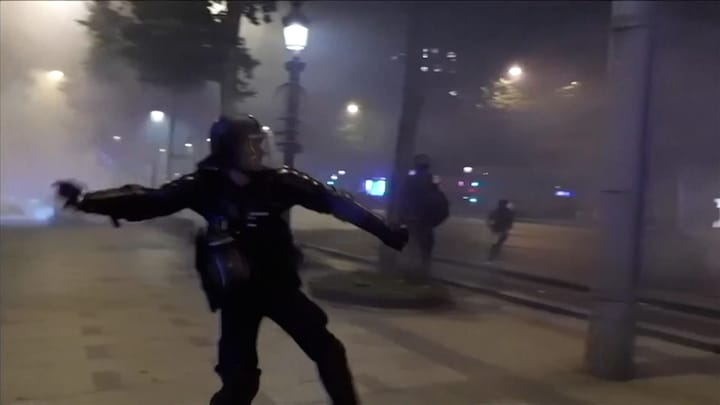 Rellen Parijs in beeld: explosies, branden en politie bekogeld