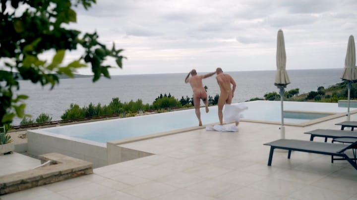 Ferenc en Domenik duiken poedelnaakt het water in voor broodnodige afkoeling in MAFS: 'Heerlijke man'