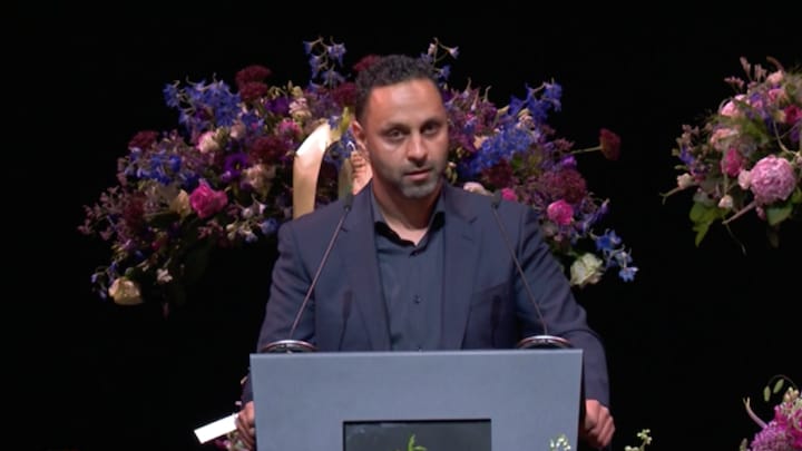 Khalid Kasem opent uitvaart Peter R. met persoonlijke speech