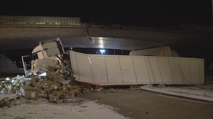 Vrachtwagen stort van viaduct door gladheid