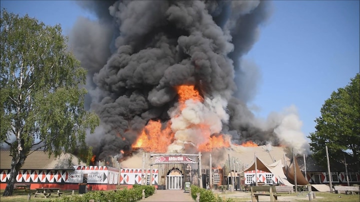 Vlammenzee en explosies bij enorme brand vakantiepark ...