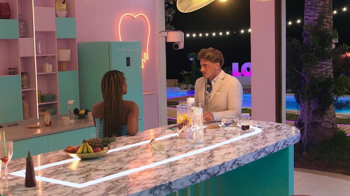 Maxim deelt zijn eisenlijst voor zijn ideale vrouw in Love Island VIPS