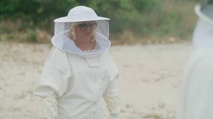 Monique Hansler staat doodsangsten uit in bijenpak: 'Ik ga weg hoor'