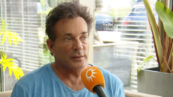 Gerard Joling in het gips vanwege gescheurde achillespees: 'Komt weinig voor'