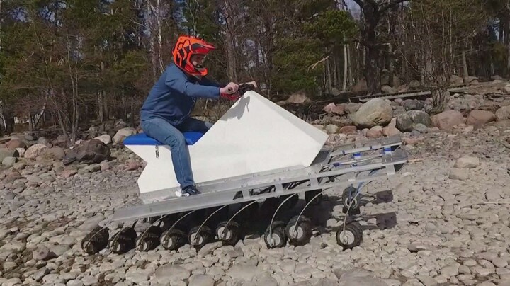 Dit voertuig crost met 18 wielen over stenen heen