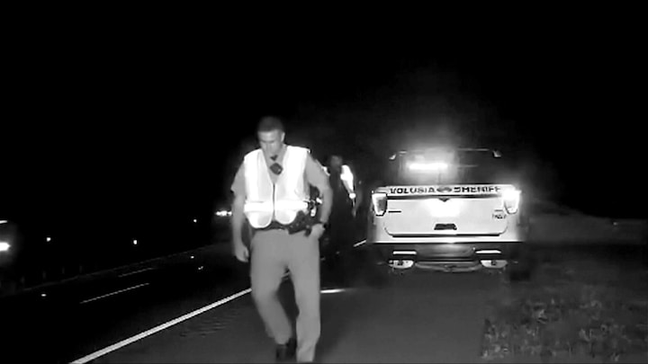 Close call in Florida: hardrijdende auto mist agenten op een haar
